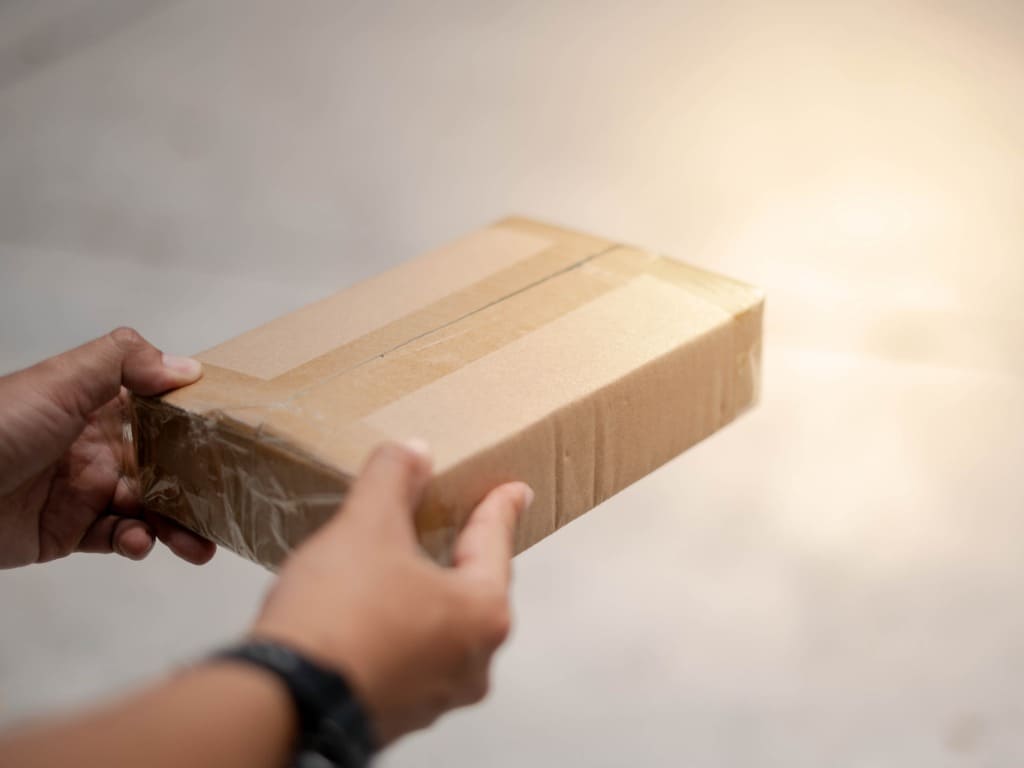 se hace entrega de una caja que supuestamente lleva algo dentro